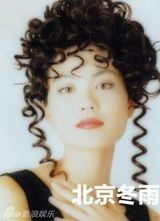 组图：王菲出道早期方便面卷发造型曝光