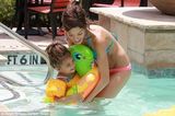组图：幼齿妈咪比基尼秀巨乳 与女儿泳池嬉戏