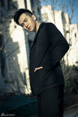 组图：翟天临时尚街拍大片 绅士造型显魅力