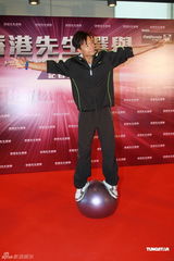 组图：2011香港先生开始报名 司仪吕慧仪亲近男色