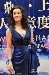 组图：刘晓庆深V长裙性感亮相华鼎奖红毯