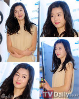 组图：韩星全智贤出席活动无袖长裙显优雅