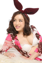 组图：叶倩云兔女郎内衣写真 解读多元素性感