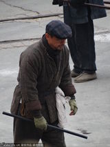 组图：《三城记》汤唯变俏村姑 与刘青云配戏