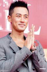 组图：林峰冒酷暑出席活动 不顾形象狂擦汗