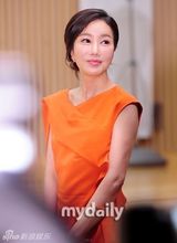 组图：《你的女人》发布会朴英琳深V秀美背