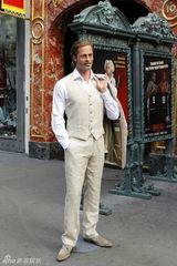 组图：布拉德皮特蜡像巴黎揭幕 乔治克鲁尼“站台”