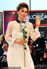 组图：《大师》首映 超模卡特尼露背亮相派香吻