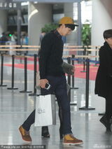 组图：张亮电话不断业务忙 酷劲十足逗乐女助理