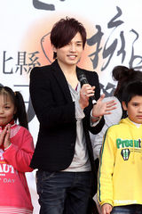 幻灯图：棒棒堂化身幸福大使 为歌迷放天灯祈福