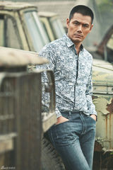 组图：邵兵硬朗登封面型男酷劲十足