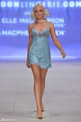 组图：前环球小姐冠军詹妮弗领衔内衣秀