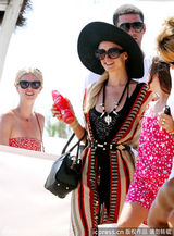 组图：希尔顿度假心情好 挥手和狗仔打招呼