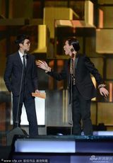 组图：方大同萧敬腾颁奖 互侃入围多次没拿奖