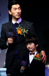 组图：张亮带天天出席代言活动