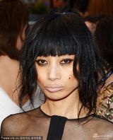 组图：白灵透视黑裙现身 背面裸露从头至臀