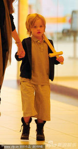 组图：朱莉带孩子赶场 希洛肩扛“宝剑”英气十足