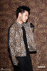 幻灯图：周汤豪豹纹装扮拍摄宣传照 称受妈妈影响