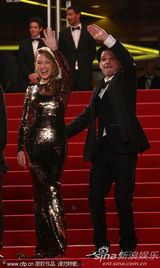 组图：凯莉-米洛金色裹身长裙走红毯霸气足