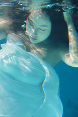 组图：林柯彤拍摄水下写真 裙纱飘荡尽显妖媚