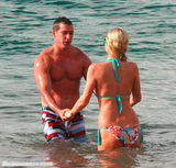 组图：希尔顿与男友鸳鸯浴 海滩戏水被搂蛮腰