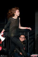 组图：陈绮贞亲吻女乐手 开唱超时男友交罚款