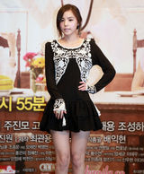 组图：韩剧《浪漫小镇》宣传 成宥利闵孝琳美腿PK