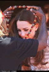 组图：凯特访原住民换两套靓裙 手握花蛇不害怕