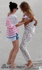 组图：超模沙滩更衣半裸 女助理火速Hold住乳房