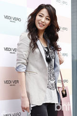 组图：金莎朗秀智等戴墨镜出席活动 秀性感美腿