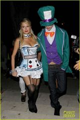 组图：帕里斯携男友现身派对 化身爆乳扑克牌女仆