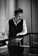 吴秀波现身米兰时装周 观看品牌时尚大秀