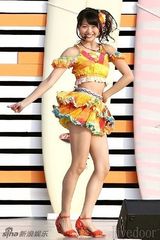 组图：大岛优子率团员热辣短裙跳舞 展冲浪身手