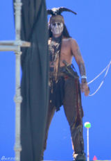 组图：德普半裸现身《独行侠》片场 造型雷人