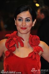 电影《口红》首映 女星Nataly娇艳夺目撅嘴吻导演