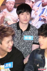 组图：韩团SECRET帝国之子轮番唱 闪光夫妇恩爱