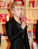 高清组图：韩组合2PM出席代言活动 穿正装帅气有型