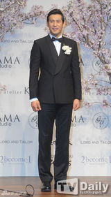 组图：韩星吴志浩大婚落泪 张赫等好友道贺