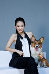 高清组图：可爱戚薇与爱犬同登杂志封面