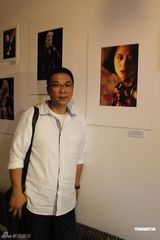 组图;关锦鹏亮相梅艳芳北京纪念展 成名誉会长