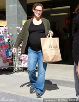 组图：詹妮弗加纳肚大如箩将生 女儿很萌很可爱