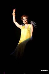 高清图：郑秀文台湾再度开唱 穿婚纱大唱许志安名曲