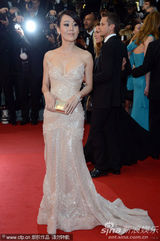 组图：金允珍肉色长裙走红毯秀美背