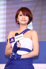 组图：杨丞琳白蓝色服装清新可爱 8位数红包送妈妈