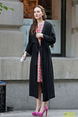 组图：莉顿现身《绯闻女孩》片场粉鞋抢镜