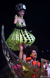 张韶涵个唱披黄金衣变外星女王 含泪谢父母(图)