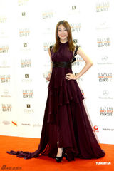 组图：巩新亮化身野性美人鱼  李菲儿透视装抢镜