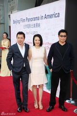 组图：冯小刚好莱坞留手印 长女亮相为父捧场