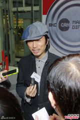 组图：黄子华入选男神榜 自嘲吃云吞有一手