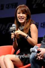 组图：韩星严正花黄正民牵手宣传新片《舞后》